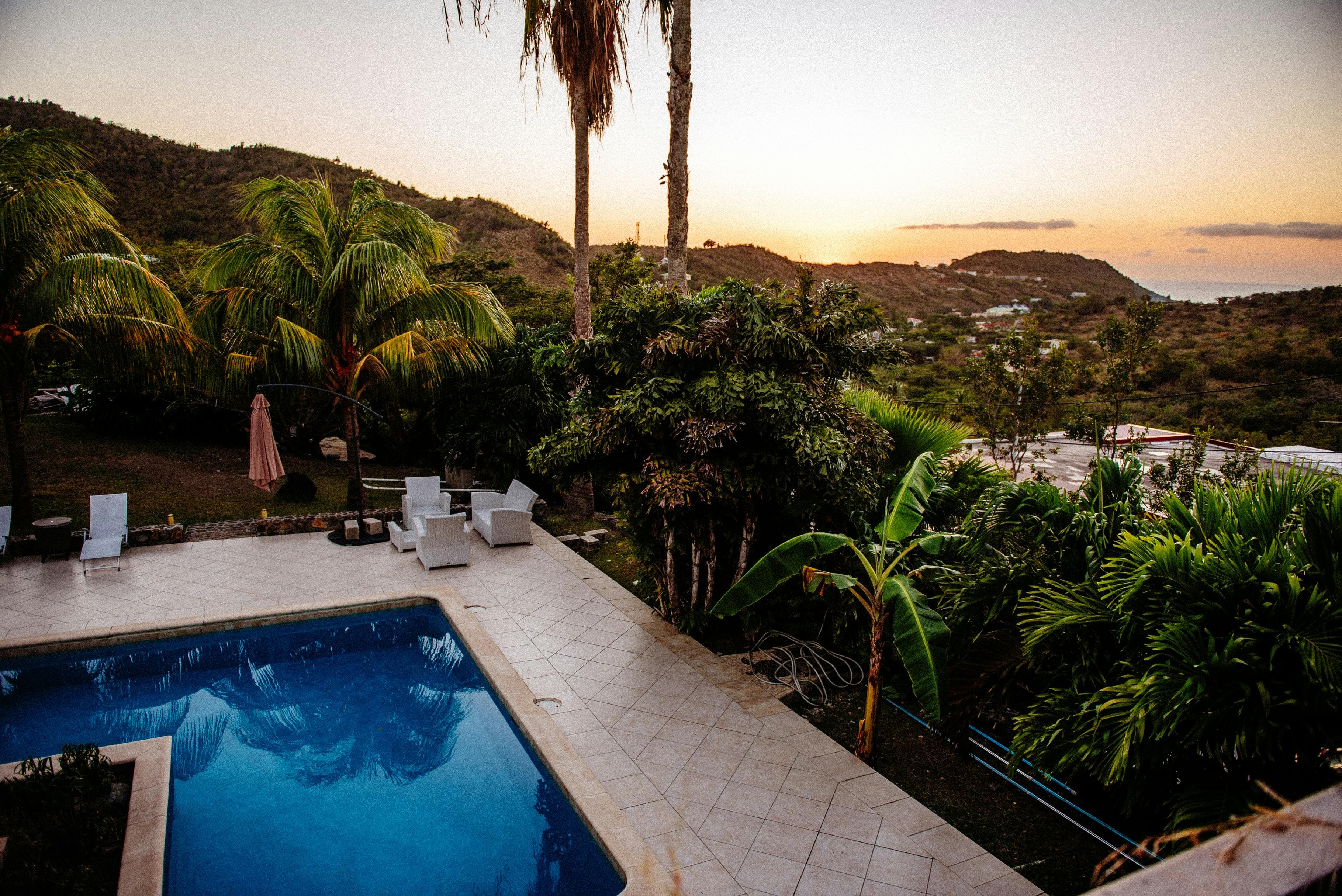 Couché de soleil acec vue sur la piscine Couché de soleil acec vue sur la piscine